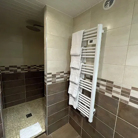 Hotel Brit Saint-quentin 2*